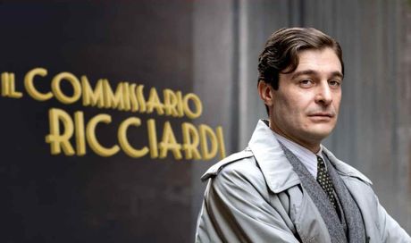 Le anticipazioni de Il Commissario Ricciardi: aspetta un figlio, ma una donna del passato irrompe nella sua vita