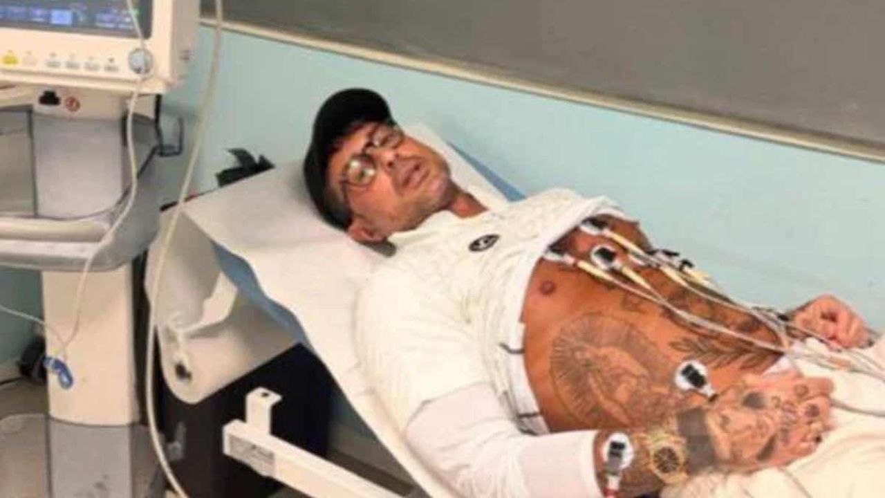 Fabrizio Corona in ospedale: “Mi state ricreando, non mi fermo”, il post sui social divide i fan