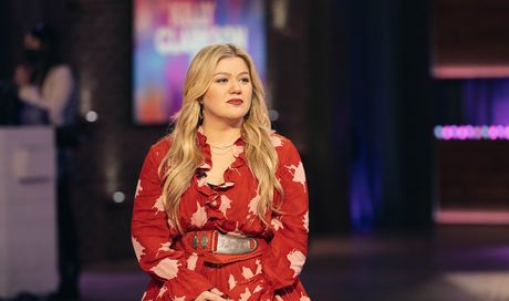 Kelly Clarkson, stalker arrestata dopo aver violato l’ordine restrittivo per ben 12 volte (con un inquietante dettaglio)