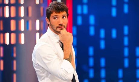 Stefano De Martino, nessuna ospitata a Mediaset questa stagione? C’è un motivo per cui non può andare