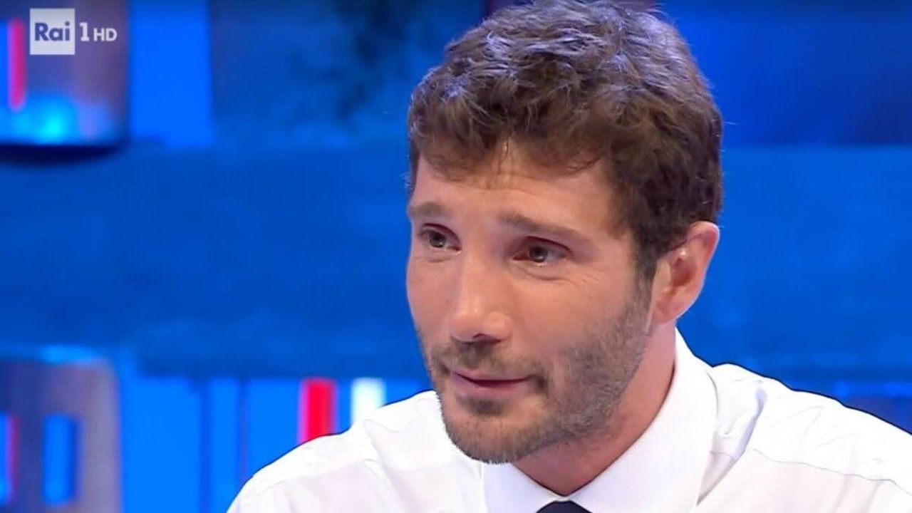 Affari Tuoi, scatta il bacio con Stefano De Martino: “Come sei bello”