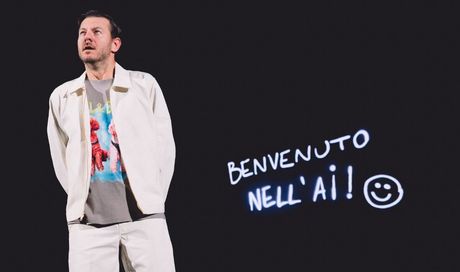 L’unica cosa che un robot non può fare è la stand up: Alessandro Cattelan e lo show che smonta il mito dell’AI