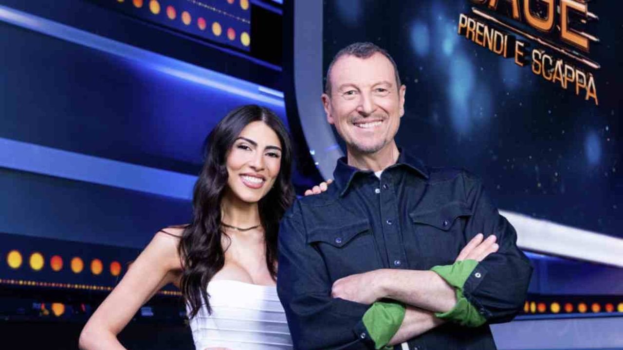 Incidente in studio a The Cage, attimi di paura per Amadeus: al reazione del conduttore