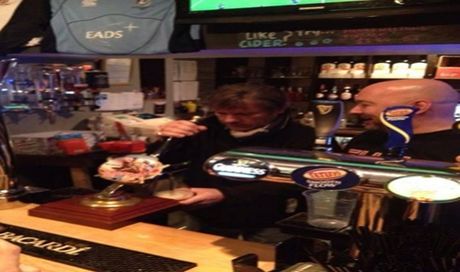 Bruce Dickinson serve la ‘sua’ birra in un pub, prima di una partita di rugby