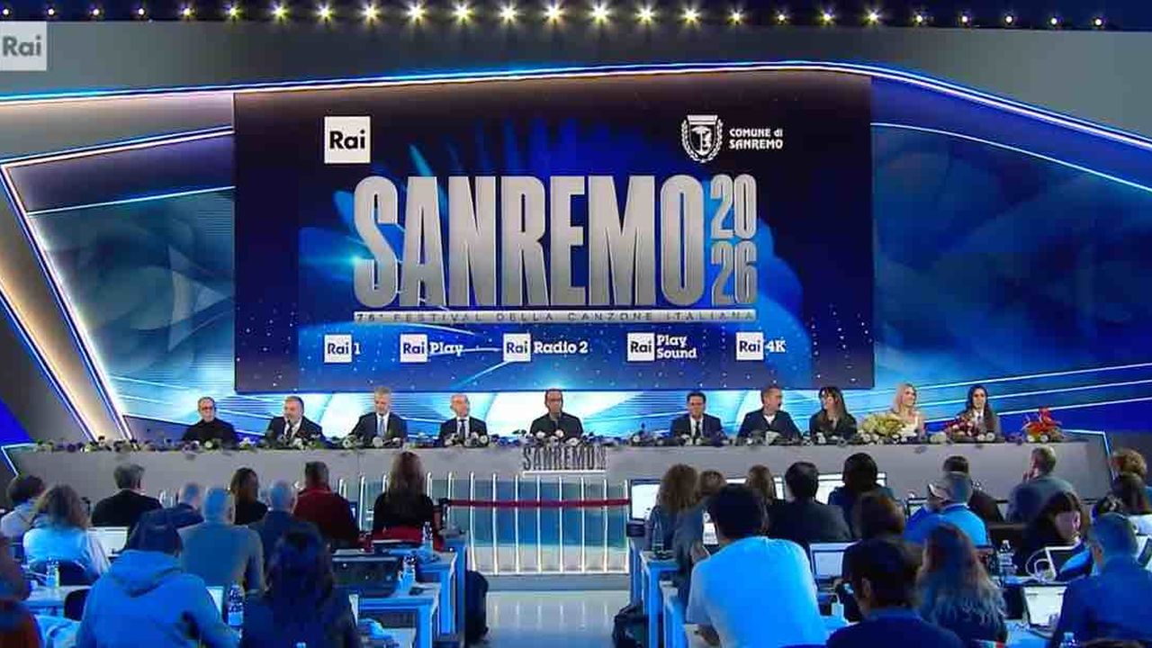 Sanremo 2026, la conferenza stampa della prima serata: dal ricordo di Maurizio Costanzo all’arrivo di Can Yaman all’Ariston, gli argomenti principali