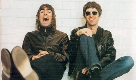 I fratelli Gallagher sempre più ai ferri corti: pur di non incontrarsi, saltano i Brit Awards