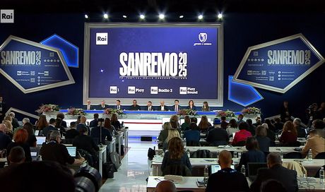 Sanremo 2025, conferenza stampa di martedì 11 febbraio: le lacrime di Carlo Conti, Bennato ospite giovedì