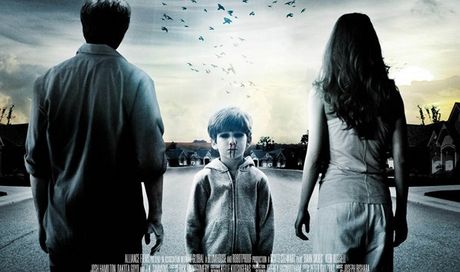 Dark Skies – Oscure presenze: locandina italiana del thriller-horror con rapimenti alieni