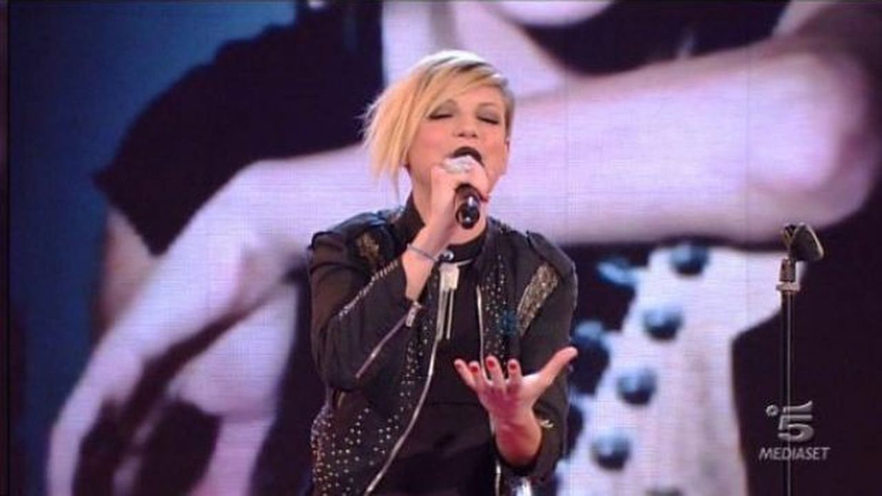 Amici 10 – Il serale del 20 febbraio 2011 in diretta su TvBlog. Ospite Emma Marrone. Virginio Simonelli è il secondo finalista. Universal sceglie Annalisa e Virginio, Warner Annalisa e Sony Annalisa e Francesca