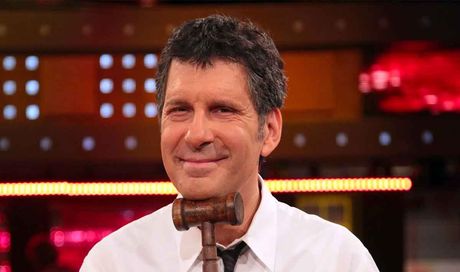 Ricordando Fabrizio Frizzi che oggi avrebbe compiuto 68 anni | Il conduttore che ha cambiato il volto della TV italiana