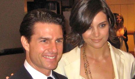 Suri, la figlia di Katie Holmes e Tom Cruise è diventata milionaria. Cosa fa oggi (fotocopia della mamma)