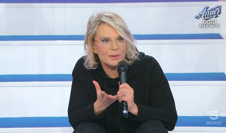 Uomini e Donne, puntata di oggi 5 marzo 2025: Tina a Parigi, Emanuele e Cristina si danno l’esclusiva