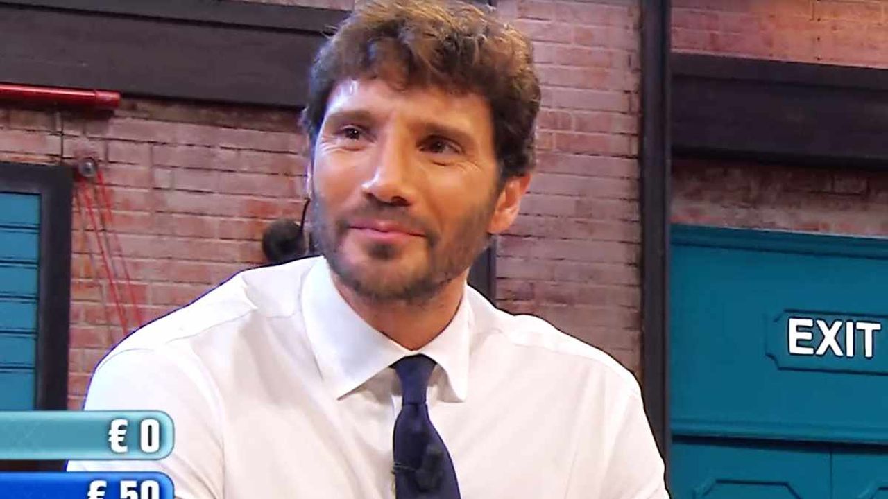 Scivolone di De Martino in diretta: “Non possiamo dirlo”. La frase scatena la bufera, perché e cosa “nasconde”
