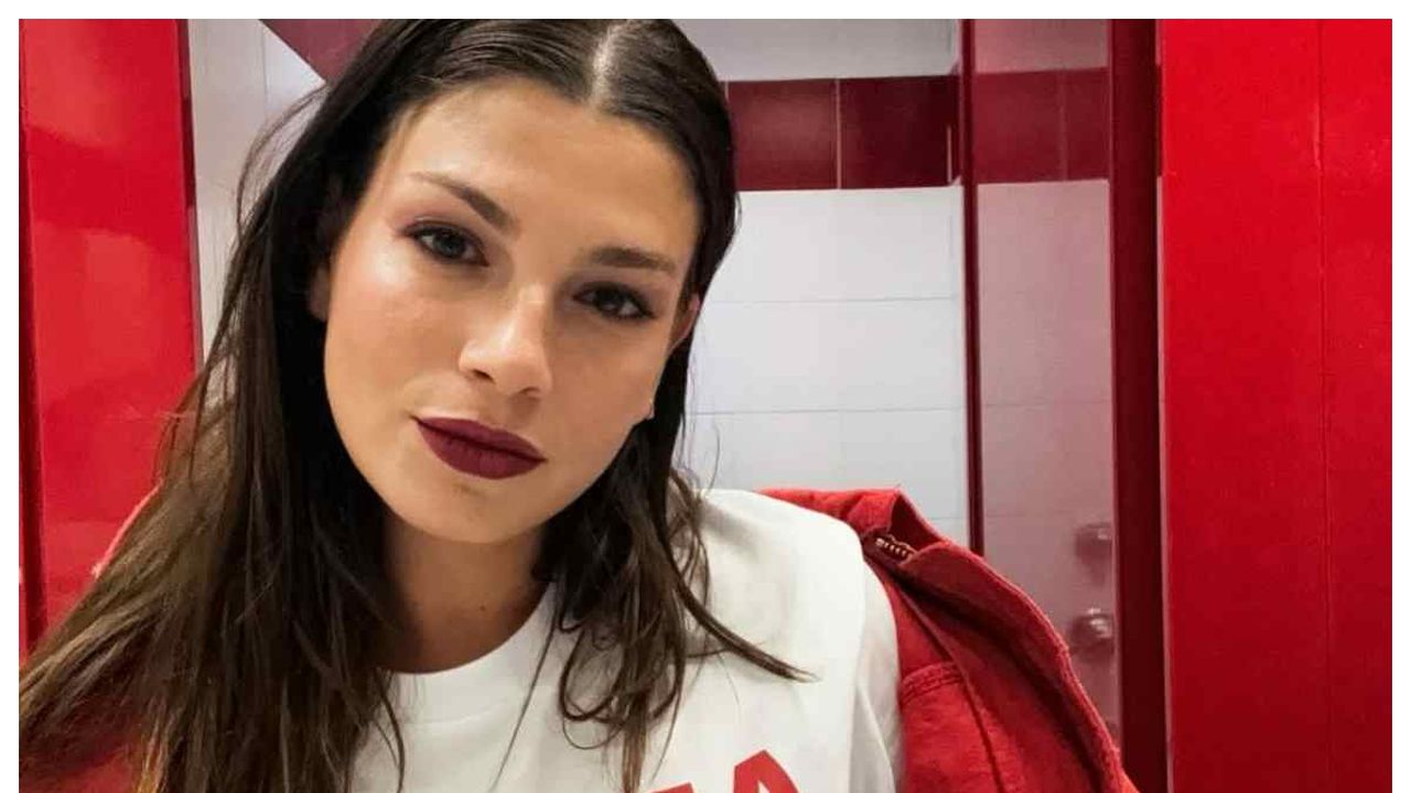 Emma Marrone mostra per la prima volta il suo salotto, il dettaglio doloroso non sfugge: la cantante ha voluto farlo