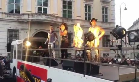 We’re going to Ibiza dei Vengaboys diventa un inno politico in Austria: la band ringrazia esibendosi a Vienna (VIDEO)