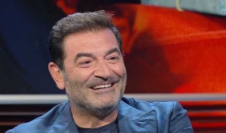 Max Giusti passa a Mediaset: il comunicato ufficiale. Tutto sul conduttore