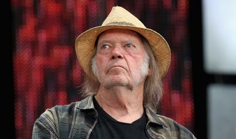 Neil Young accusa Spotify di diffondere informazioni false e dichiara: “Voglio che tolgano la mia musica!”