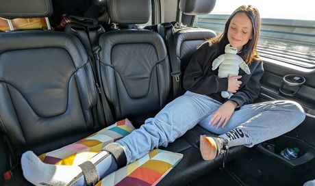 Sanremo 2025, Francesca Michielin infortunata dopo una caduta dalle scale dell’Ariston (Foto)