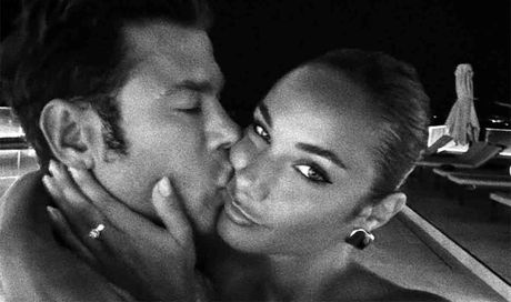 Fedez, è amore con Giulia Honegger, weekend a Disneyland con Leone e Vittoria