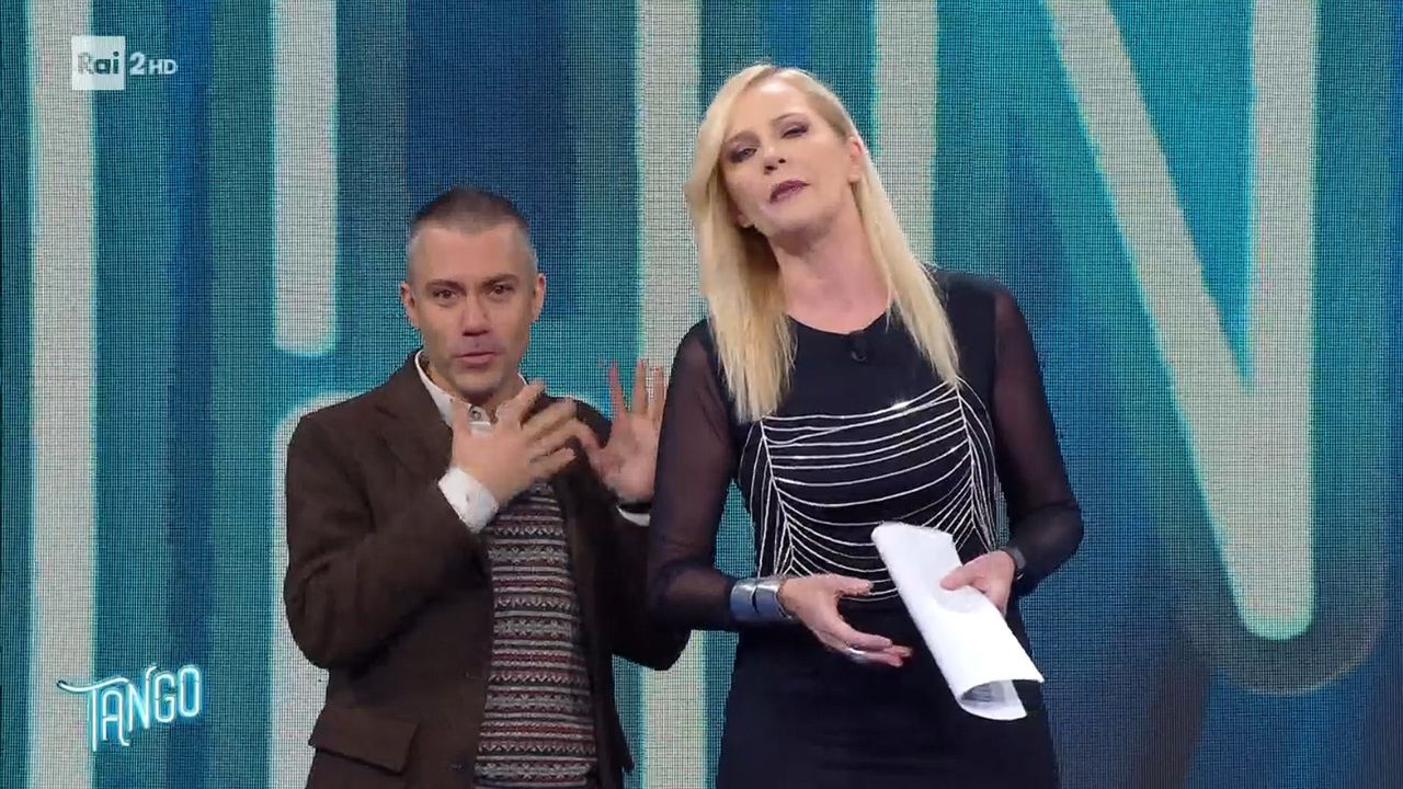 Tango parte in ritardo di un’ora, Luisella Costamagna: “Mi scuso”