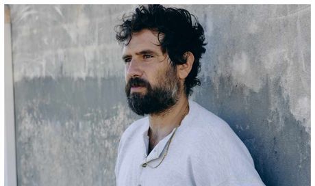 Tommaso Paradiso, esordi, studi, fidanzata, il padre assente, la nuova canzone. Tutto sull’ex frontman dei Thegiornalisti