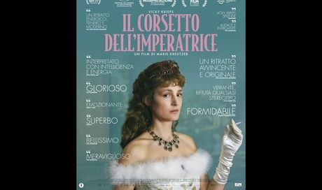 Il corsetto dell’imperatrice: foto e poster del film con Vicky Krieps al cinema dal 7 dicembre