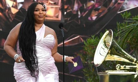 Facebook interviene contro i commenti d’odio verso Lizzo: insulti eliminati e account rimossi